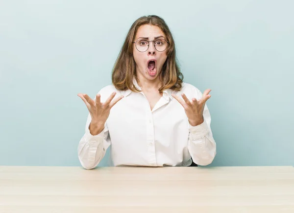 Young Pretty Woman Amazed Shocked Astonished Unbelievable Surprise Desk Business — Stockfoto