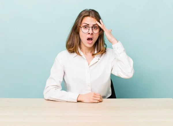 Junge Hübsche Frau Die Überrascht Aussieht Und Einen Neuen Gedanken — Stockfoto