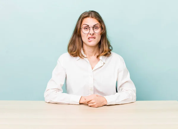 Young Pretty Woman Looking Puzzled Confused Desk Business Concept — Fotografia de Stock