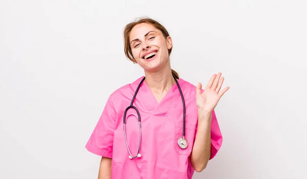 Jonge Mooie Vrouw Glimlacht Gelukkig Zwaaiende Hand Verwelkomen Groeten Dierenartsconcept — Stockfoto