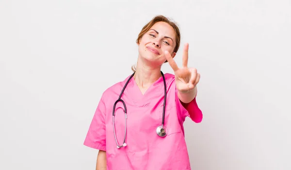 Young Pretty Woman Smiling Looking Friendly Showing Number Two Veterinarian — 스톡 사진