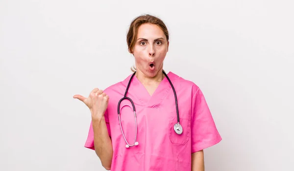 Young Pretty Woman Looking Astonished Disbelief Veterinarian Concept — Stock Photo, Image