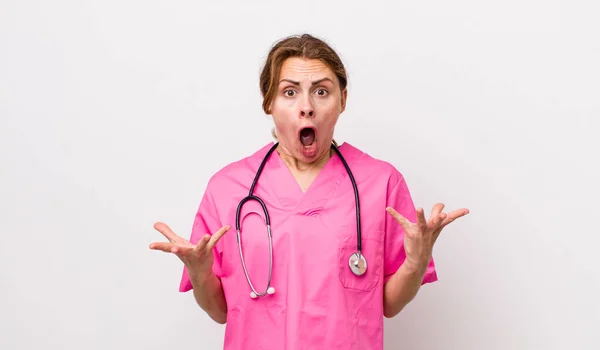 Young Pretty Woman Amazed Shocked Astonished Unbelievable Surprise Veterinarian Concept — Stock Photo, Image