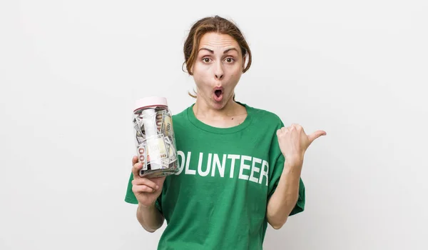 Young Pretty Woman Looking Astonished Disbelief Volunteer Concept — Stockfoto