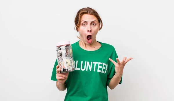 Young Pretty Woman Amazed Shocked Astonished Unbelievable Surprise Volunteer Concept — Stockfoto