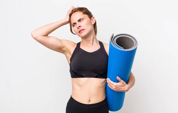 Jonge Mooie Vrouw Glimlachend Dagdromend Twijfelend Fitness Yoga Concept — Stockfoto