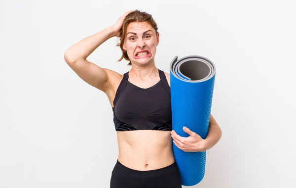 Jonge Mooie Vrouw Voelt Zich Gestrest Angstig Bang Met Handen — Stockfoto