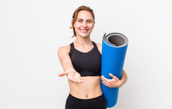 Young Pretty Woman Smiling Happily Friendly Offering Showing Concept Fitness — Foto de Stock