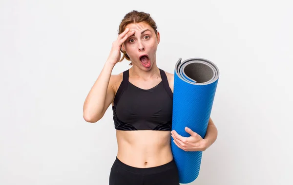 Jonge Mooie Vrouw Die Gelukkig Verbaasd Verrast Uitziet Fitness Yoga — Stockfoto