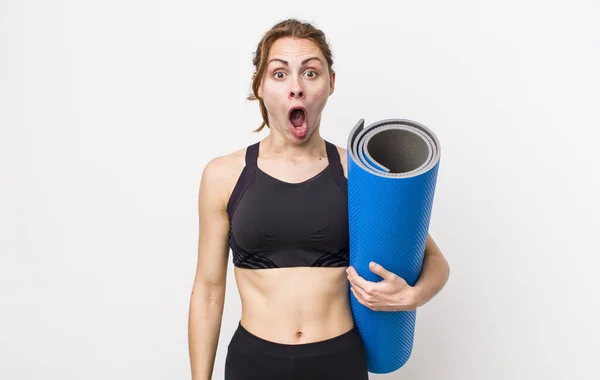 Jonge Mooie Vrouw Kijkt Zeer Geschokt Verrast Fitness Yoga Concept — Stockfoto