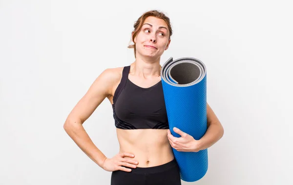 Jonge Mooie Vrouw Shrugging Zich Verward Onzeker Voelen Fitness Yoga — Stockfoto