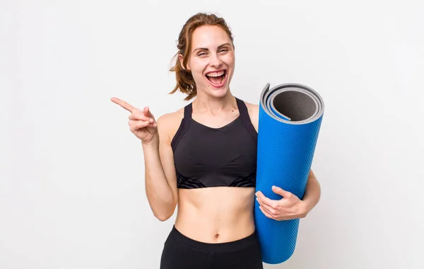 Young Pretty Woman Looking Excited Surprised Pointing Side Fitness Yoga — Stockfoto