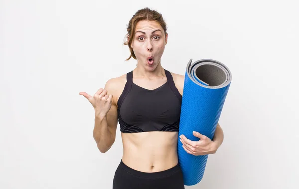 Jonge Mooie Vrouw Kijkt Verbaasd Ongeloof Fitness Yoga Concept — Stockfoto