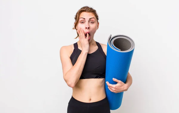 Jonge Mooie Vrouw Die Geschokt Bang Fitness Yoga Concept — Stockfoto