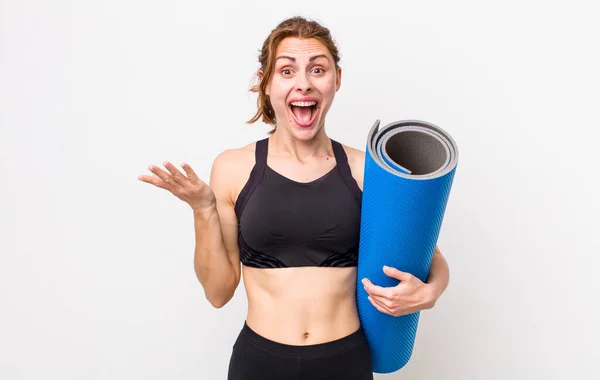 Young Pretty Woman Feeling Happy Surprised Realizing Solution Idea Fitness — Stockfoto