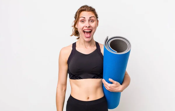 Jonge Mooie Vrouw Die Gelukkig Aangenaam Verrast Uitziet Fitness Yoga — Stockfoto