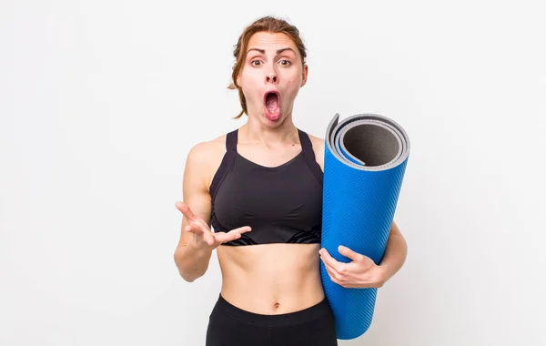 Jonge Mooie Vrouw Voelt Zich Zeer Geschokt Verrast Fitness Yoga — Stockfoto