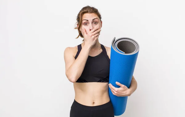 Young Pretty Woman Covering Mouth Hands Shocked Fitness Yoga Concept — Foto Stock