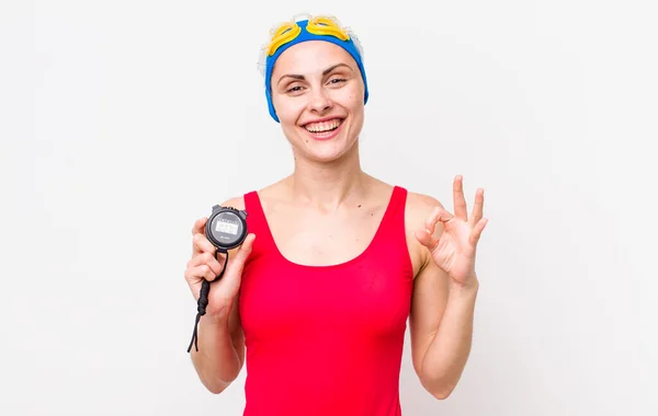 Jovem Mulher Bonita Sentindo Feliz Mostrando Aprovação Com Gesto Nadador — Fotografia de Stock