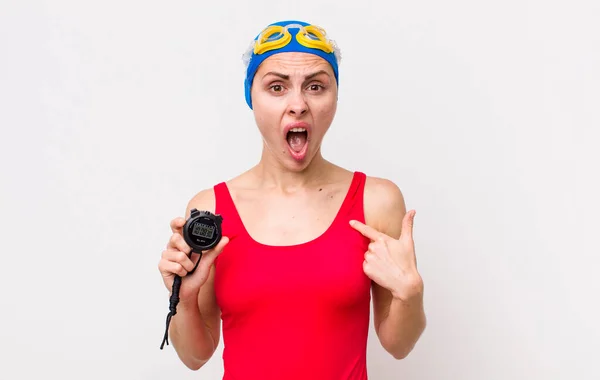 Giovane Bella Donna Guardando Scioccato Sorpreso Con Bocca Spalancata Indicando — Foto Stock