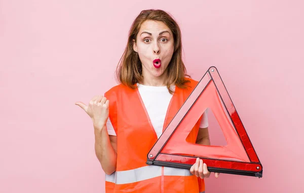 Young Pretty Woman Looking Astonished Disbelief Car Triangle Emergency Concept — Fotografia de Stock