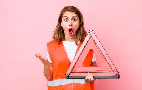 Young Pretty Woman Feeling Extremely Shocked Surprised Car Triangle Emergency — 图库照片