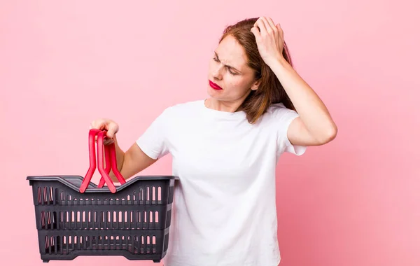 Young Pretty Woman Smiling Happily Daydreaming Doubting Empty Shopping Basket — Foto Stock