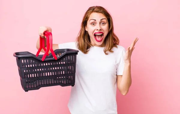 Young Pretty Woman Feeling Happy Astonished Something Unbelievable Empty Shopping — Foto Stock