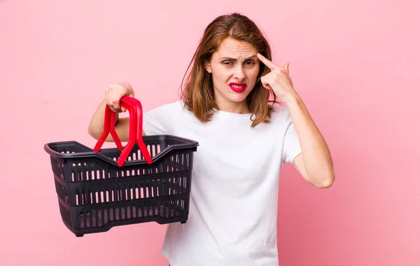 Junge Hübsche Frau Die Sich Verwirrt Und Verwirrt Fühlt Und — Stockfoto