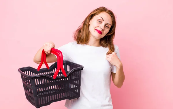 Giovane Bella Donna Dall Aspetto Arrogante Successo Positiva Orgogliosa Concetto — Foto Stock