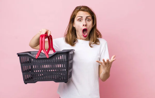 Young Pretty Woman Amazed Shocked Astonished Unbelievable Surprise Empty Shopping — Foto Stock