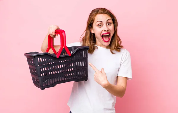 Young Pretty Woman Looking Excited Surprised Pointing Side Empty Shopping — Foto Stock
