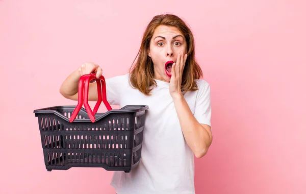 Young Pretty Woman Feeling Shocked Scared Empty Shopping Basket Concept — Stockfoto