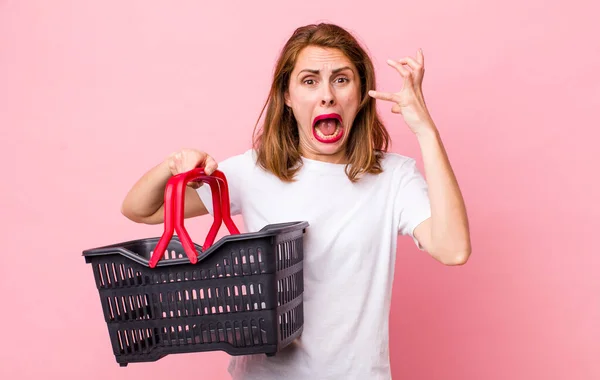 Young Pretty Woman Screaming Hands Air Empty Shopping Basket Concept — Φωτογραφία Αρχείου