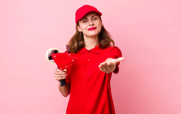 Giovane Bella Donna Sorridente Felicemente Con Amichevole Offrendo Mostrando Concetto — Foto Stock