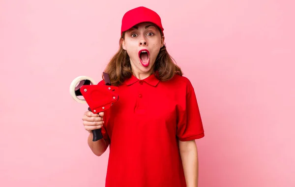 Young Pretty Woman Looking Very Shocked Surprised Company Packer Employee — Stockfoto