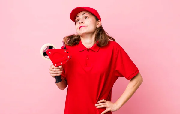 Young Pretty Woman Shrugging Feeling Confused Uncertain Company Packer Employee — Stockfoto