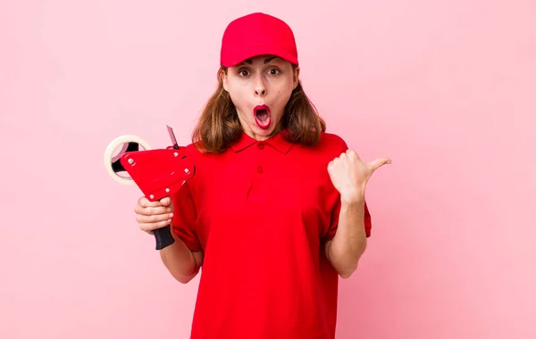 Young Pretty Woman Looking Astonished Disbelief Company Packer Employee — Stockfoto