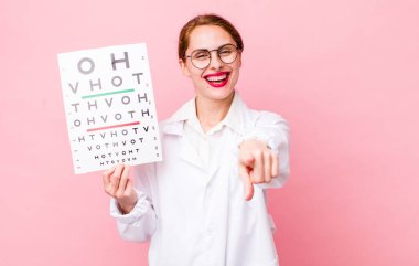 Genç ve güzel bir kadın kamerayı işaret ederek seni seçiyor. Optik görüş testi konsepti. Mikroskop konseptine sahip bilim adamı