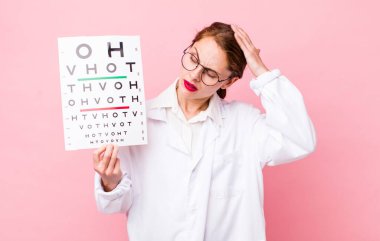 Genç ve güzel bir kadın mutlu bir şekilde gülümsüyor ve hayal kuruyor ya da şüphe ediyor. Optik görüş testi konsepti. Mikroskop konseptine sahip bilim adamı