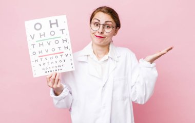 Genç ve güzel bir kadın şaşkın, şaşkın ve şüpheci hissediyor. Optik görüş testi konsepti. Mikroskop konseptine sahip bilim adamı