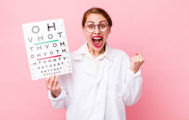 Genç ve güzel bir kadın şokta, gülüyor ve başarıyı kutluyor. Optik görüş testi konsepti. Mikroskop konseptine sahip bilim adamı