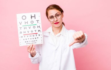 Genç ve güzel bir kadın kendini kötü hissediyor, baş parmağını kaldırıyor. Optik görüş testi konsepti. Mikroskop konseptine sahip bilim adamı