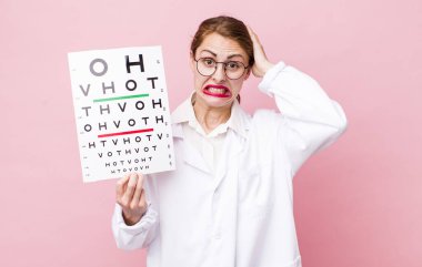 Genç ve güzel bir kadın gergin, endişeli ya da korkmuş hissediyor. Elleri başının üstünde. Optik görüş testi konsepti. Mikroskop konseptine sahip bilim adamı