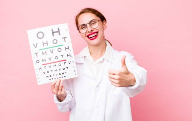 Genç ve güzel bir kadın gururlu, olumlu gülümsüyor. Optik görüş testi konsepti. Mikroskop konseptine sahip bilim adamı