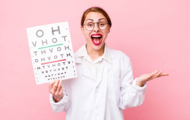 Genç ve güzel bir kadın inanılmaz bir şey karşısında kendini mutlu ve şaşkın hissediyor. Optik görüş testi konsepti. Mikroskop konseptine sahip bilim adamı