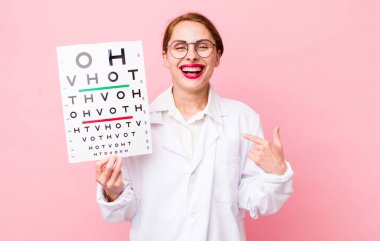 Genç ve güzel bir kadın kendini mutlu hissediyor ve heyecanlı bir şekilde kendini işaret ediyor. Optik görüş testi konsepti. Mikroskop konseptine sahip bilim adamı