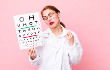 Genç ve güzel bir kadın stresli, endişeli, yorgun ve hayal kırıklığına uğramış hissediyor. Optik görüş testi konsepti. Mikroskop konseptine sahip bilim adamı