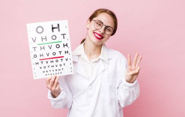 Genç, güzel bir bayan gülümsüyor ve arkadaş canlısı görünüyor, üç numarayı gösteriyor. Optik görüş testi konsepti. Mikroskop konseptine sahip bilim adamı