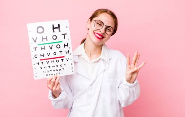 Genç, güzel bir bayan gülümsüyor ve arkadaş canlısı görünüyor, dört numarayı gösteriyor. Optik görüş testi konsepti. Mikroskop konseptine sahip bilim adamı